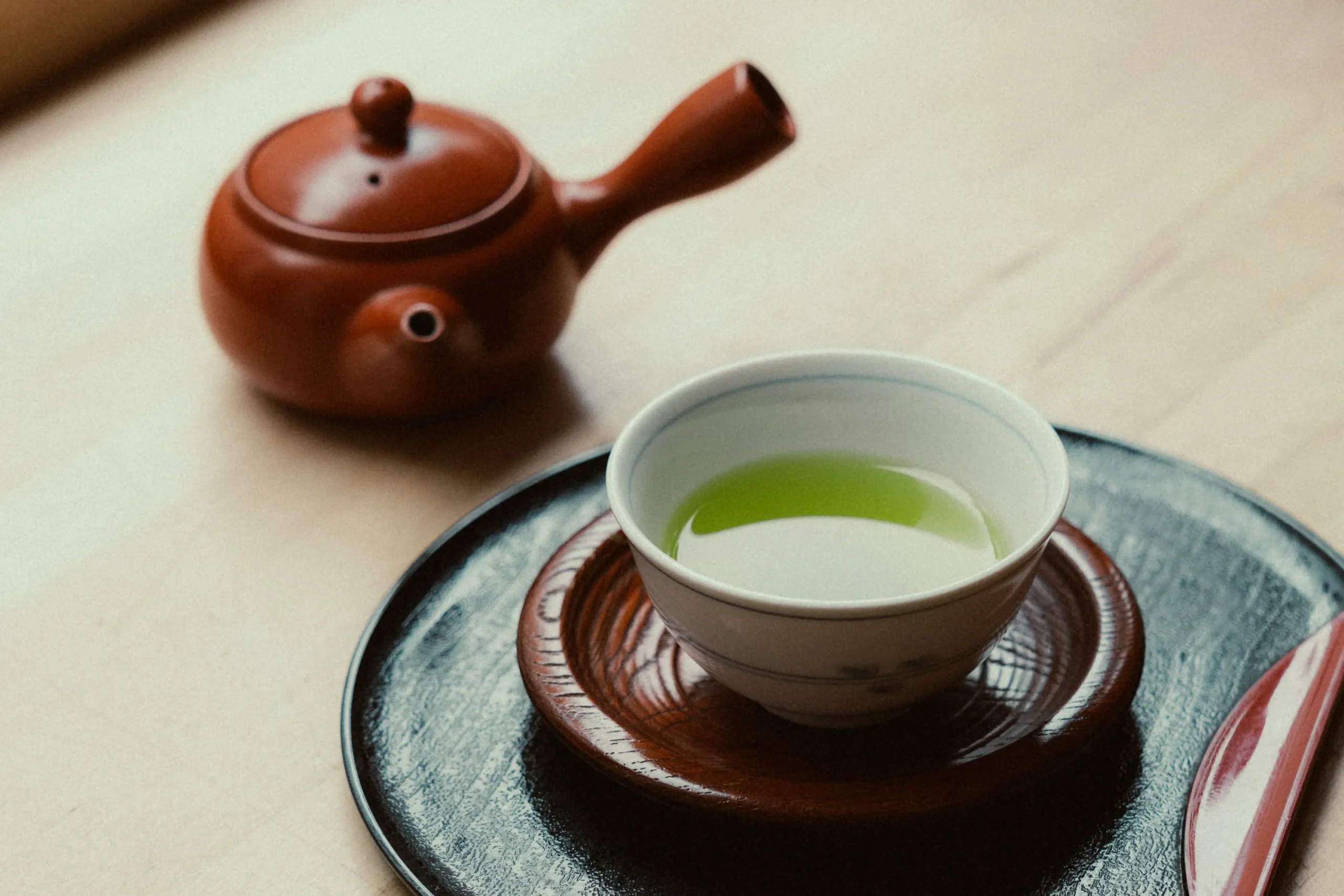 a cup of green tea containing naturally occurring l-theanine
